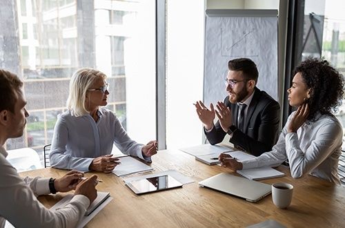 Affärsgrupp diskuterar strategi vid ett mötesbord